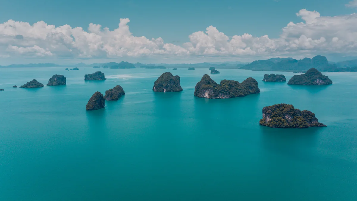 Isole di roccia calcarea in un mare turchese, viste dall'alto