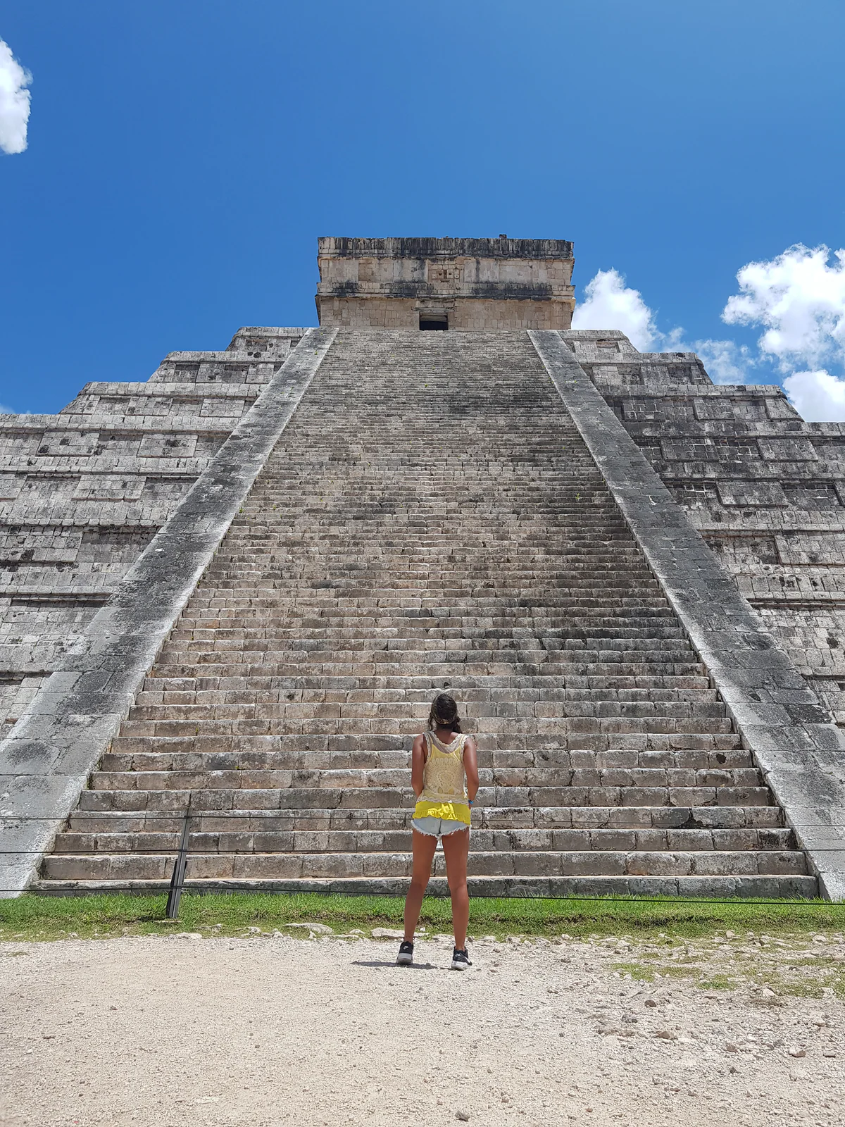 Samira ai piedi della scalinata della piramide di Chichén Itzá
