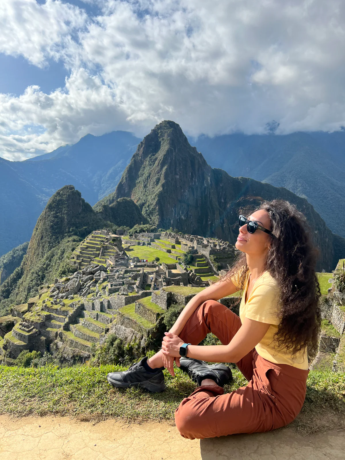 Samira seduta sulle terrazze di Machu Picchu
